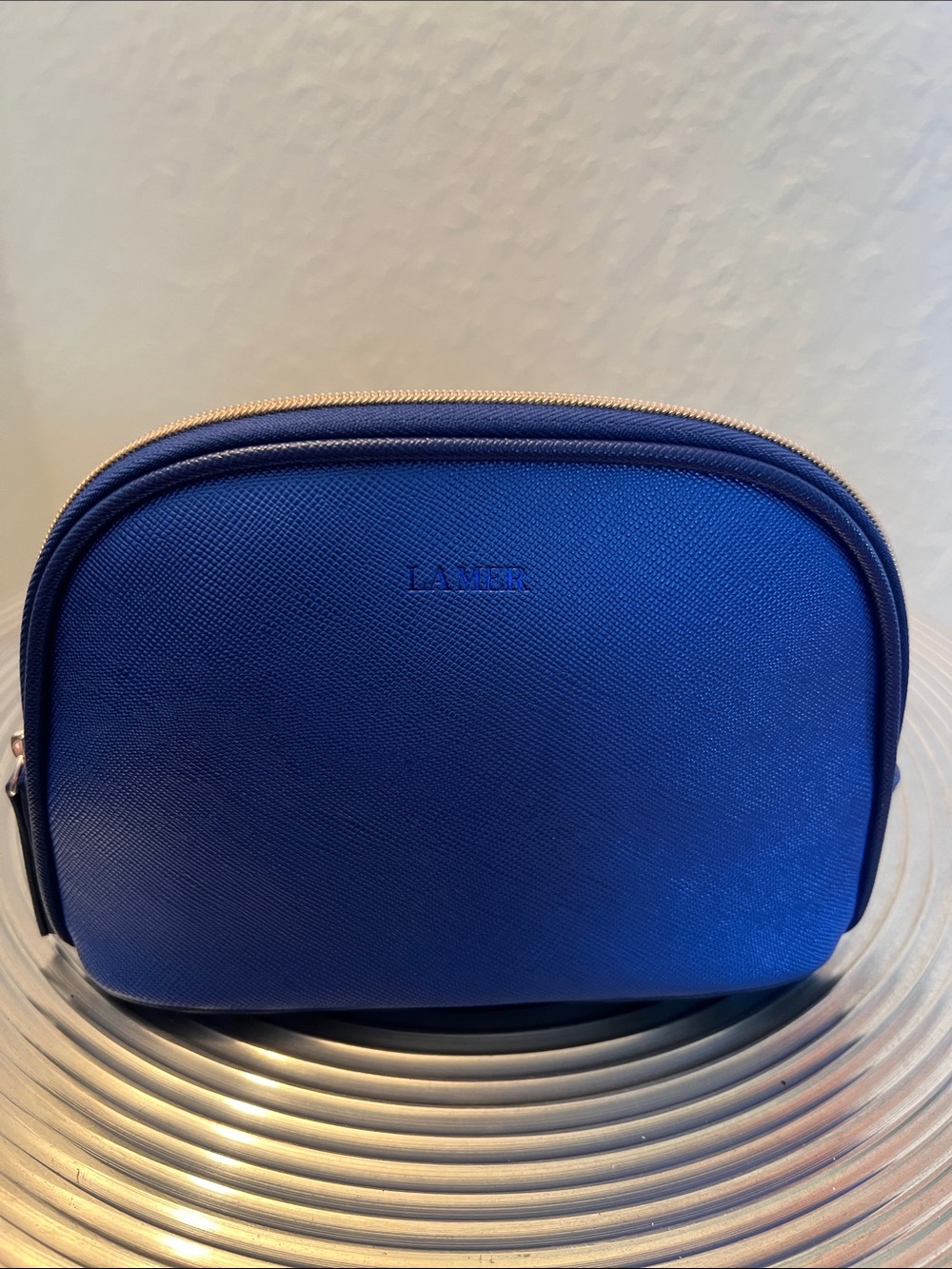 Woman’s LAMER Blue Leather Travel Pouch - Picture 6 of 6